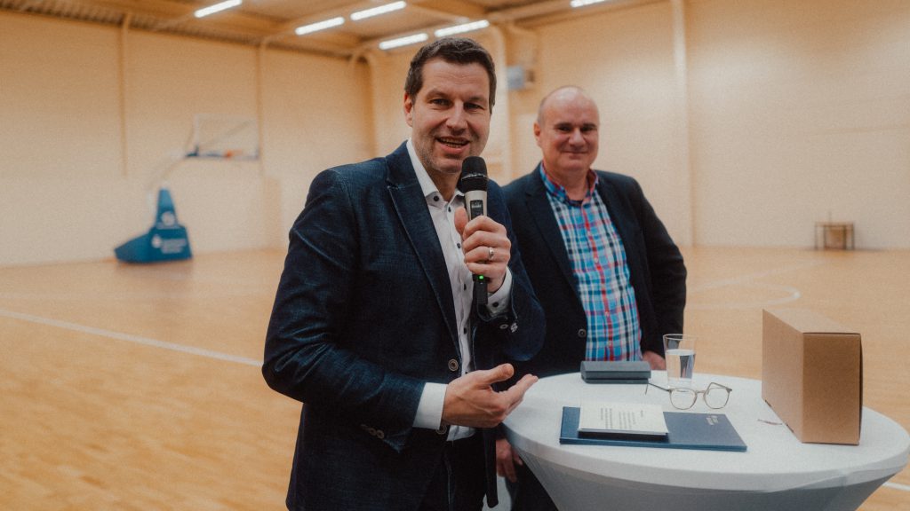 Oberbürgermeister Thomas Eiskirch eröffnet das neue Trainingszentrum 
