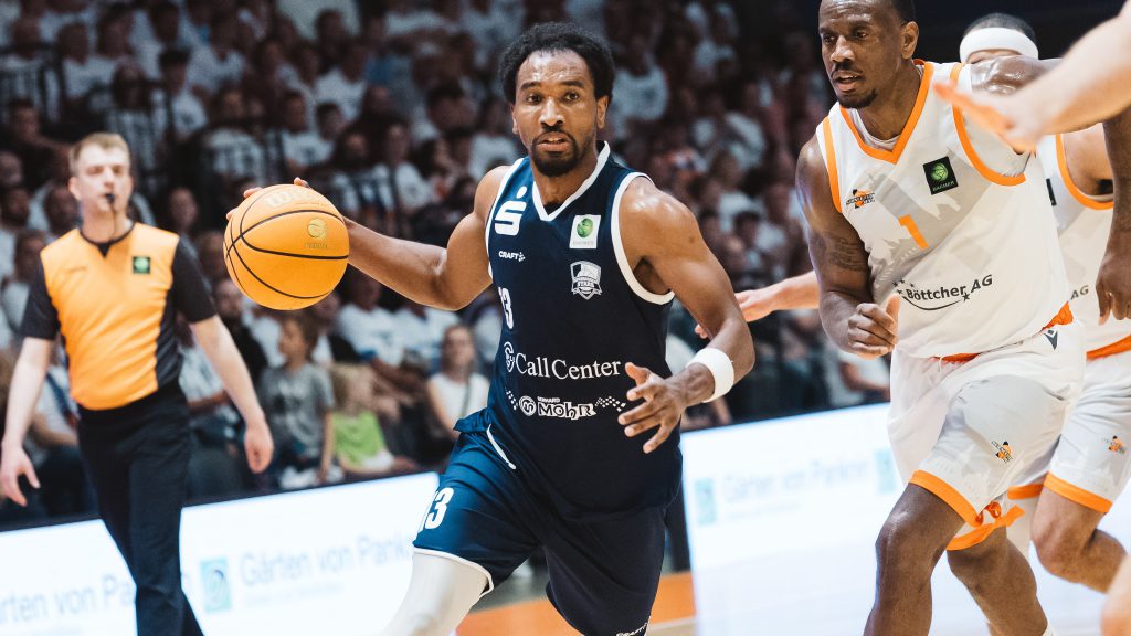Barmer 2. Basketball Bundesliga ProA Saison 2024 2025 Playoff 1/4 Finale Spiel 1 am 30.04..2025 Science City Jena vs VfL SparkassenStars Bochum

Mitte: Keith Braxton JR (Bochum) am Ball gegen Raymar Morgan (rechts, Jena)