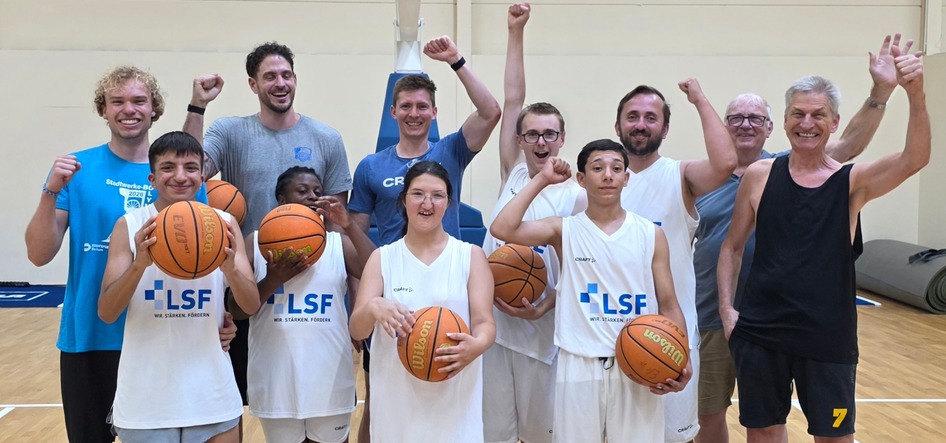 TRAINIEREN MIT DEN PROFIS: BESONDERER SCHULJAHRESABSCHLUSS FÜR DIE BASKETBALL-AG